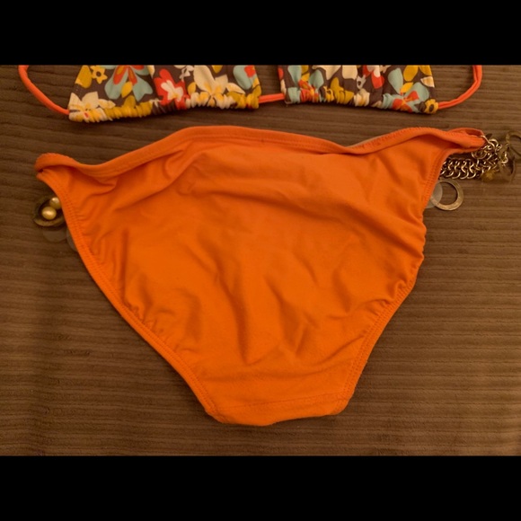 Bikini - Picture 2 of 3